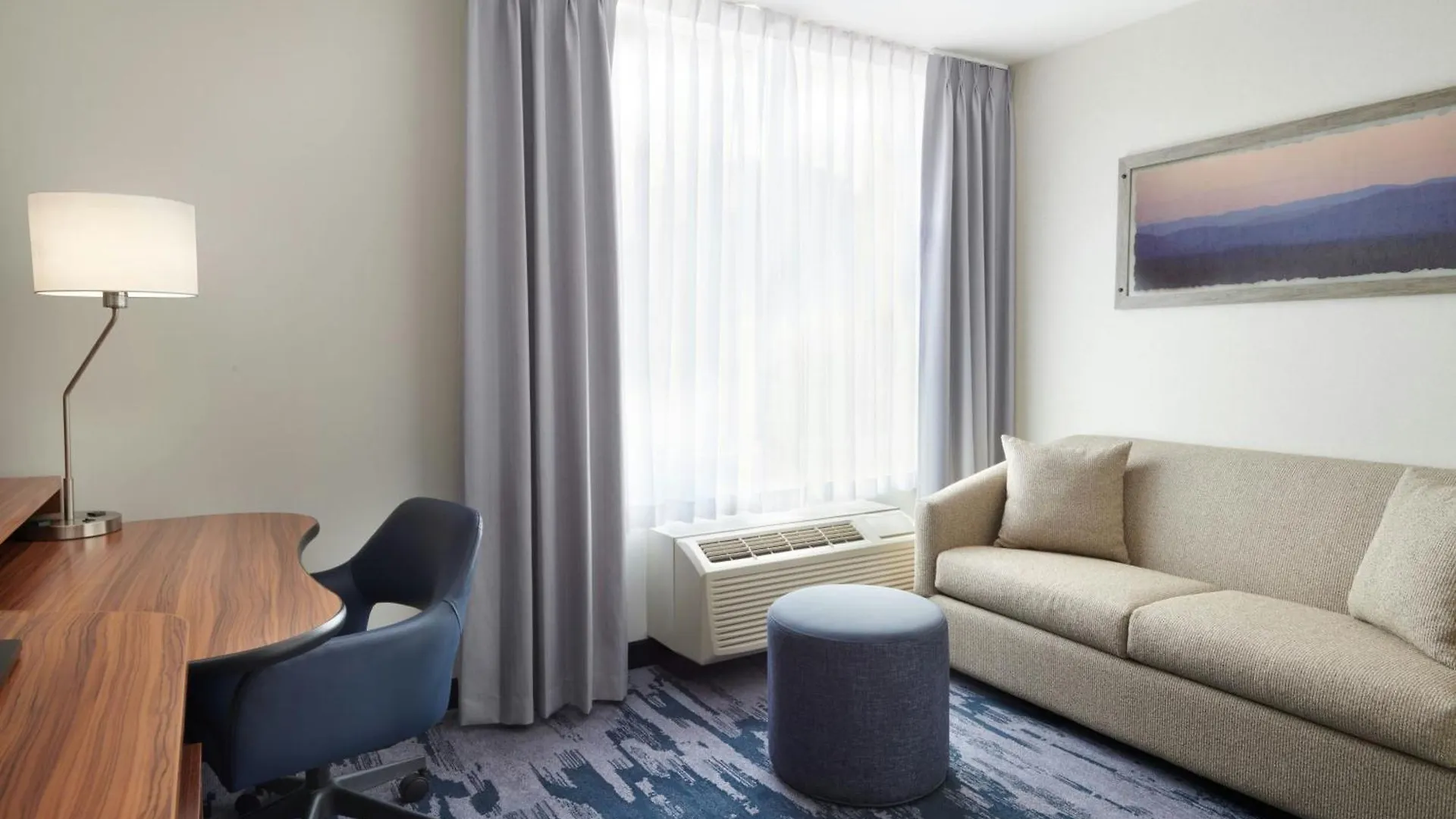 Fairfield Inn & Suites By Marriott Calgary Downtown 3*,